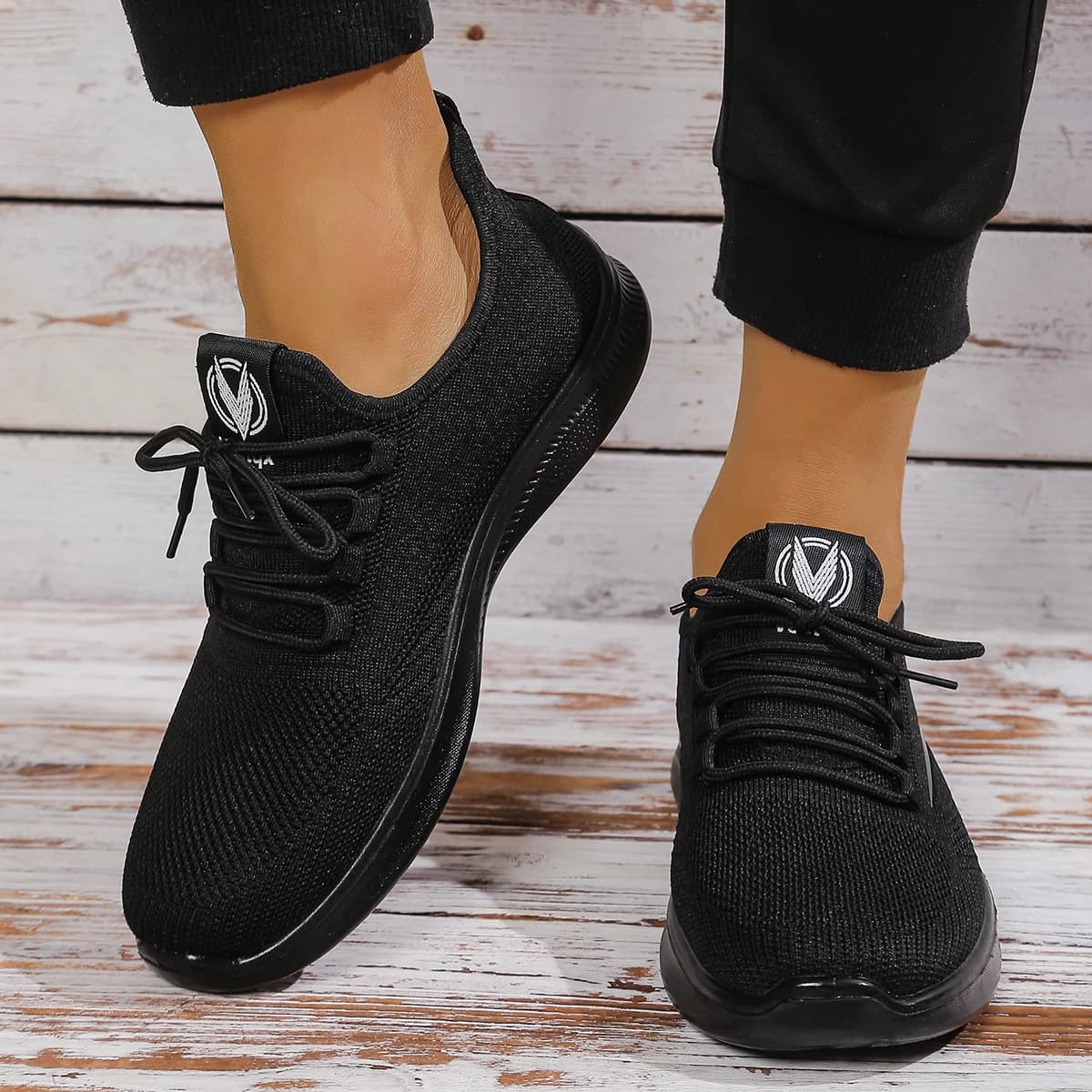 Men's knitted shoes are comfortable and breathable. New model of men's sports shoes on the net for spring and autumn.