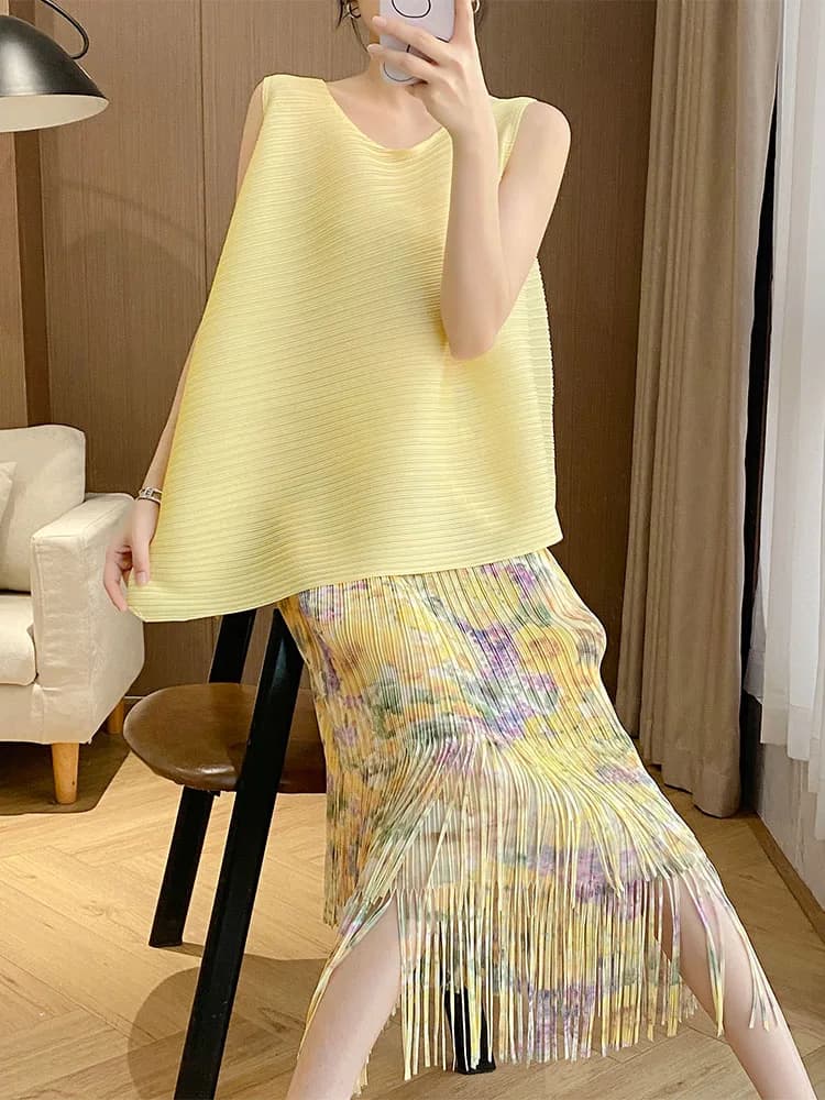 Completo gonna midi floreale con orlo a nappe, giallo, senza maniche, con balze, a mezza lunghezza, outfit estivo traspirante in misto poliestere, girocollo
