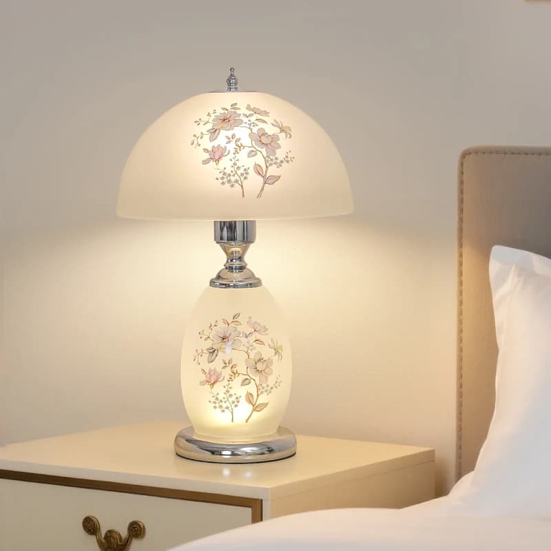 Lampada da tavolo creativa francese LED Elegante paralume in vetro Camera da letto moderna Comodino Studio Ristorante Luci da scrivania calde e romantiche