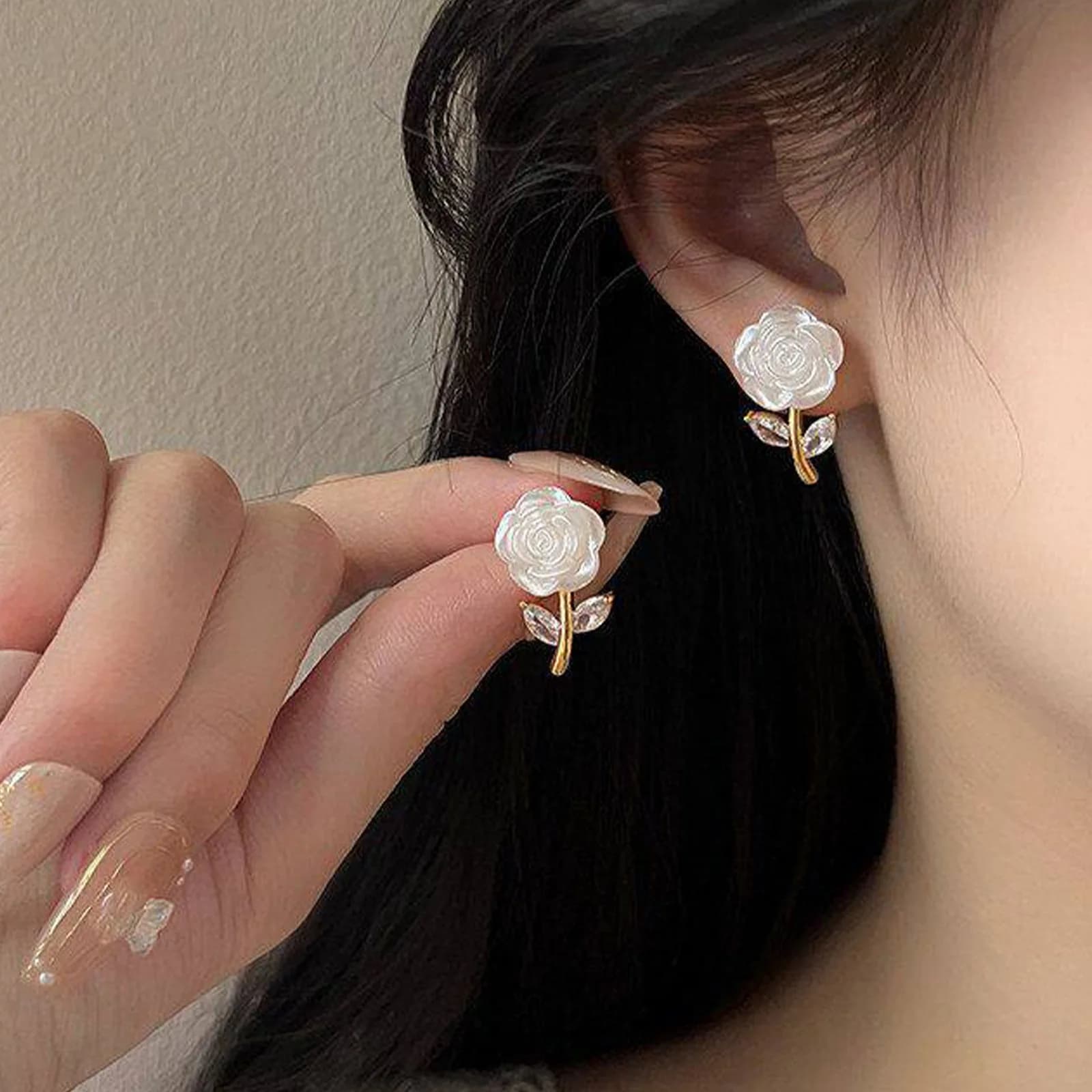 New Arrival Women's Exquisite Zircon Stud Earrings, Light Luxury Premium Unique Ear Jewelry