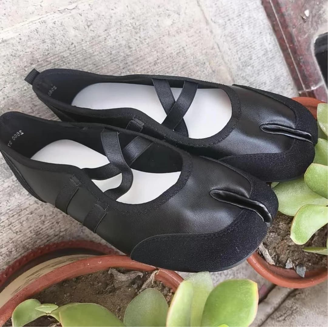 Scarpe basse Tabi con cinturino incrociato Donna Design alla moda casual Scarpe Mary Jane Slip-on Scarpe da balletto con punta divisa 2025 Estate elegante Nuovo