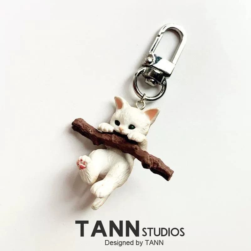 Cartoon Cute Tree-hugging Cat Keychain, Adorable 3D Corgi Puppy Pendant, Bag Charm for Men, Women, and Students