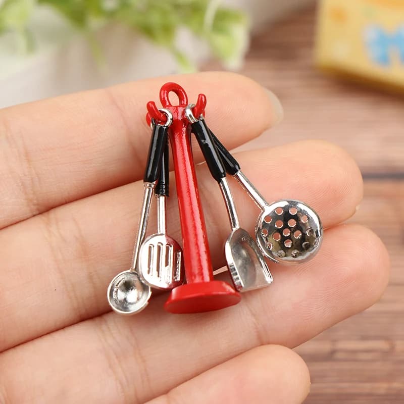 1:12 Utensile da cucina per casa delle bambole Cucchiaio da appendere verticale Spatola Cucchiaio Colino Set per la decorazione dei mobili della casa delle bambole Bambini Finta giocattolo