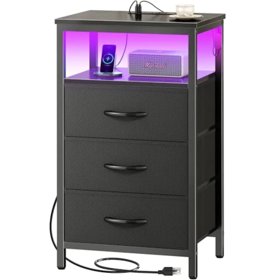 Comodino con Stazione di Ricarica e Luci LED, Tavolino da Notte a 3 Cassetti con Ripiano Aperto, Tavolino Alto in Tessuto