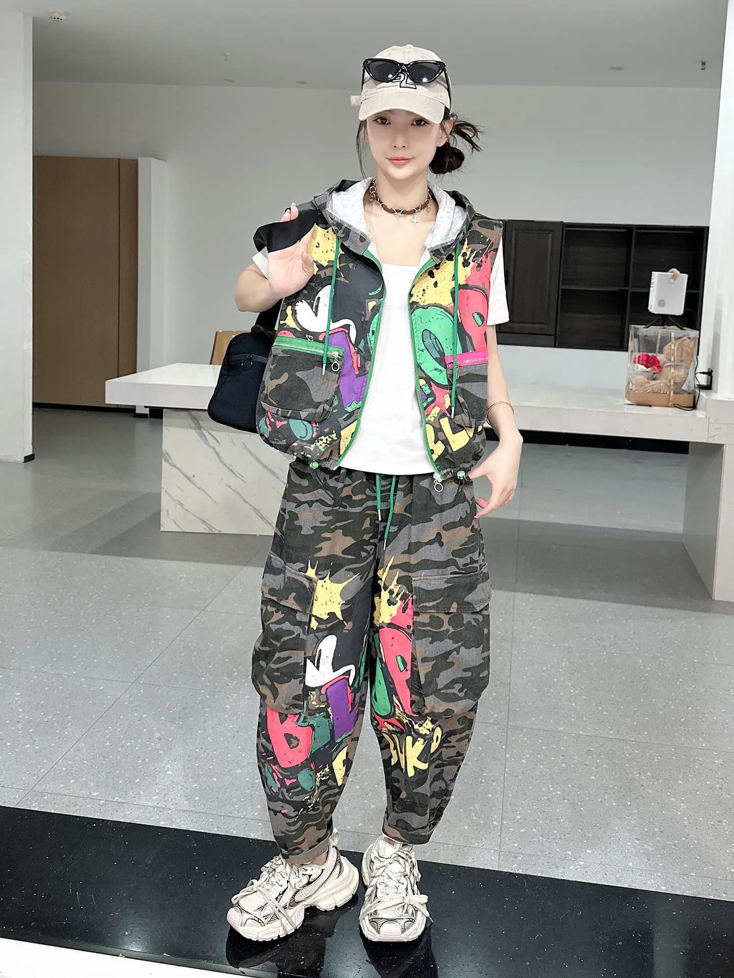 Completo mimetico due pezzi da donna: gilet in denim senza maniche e pantaloni cargo stile harem - Outfit casual hip hop streetwear all'ingrosso