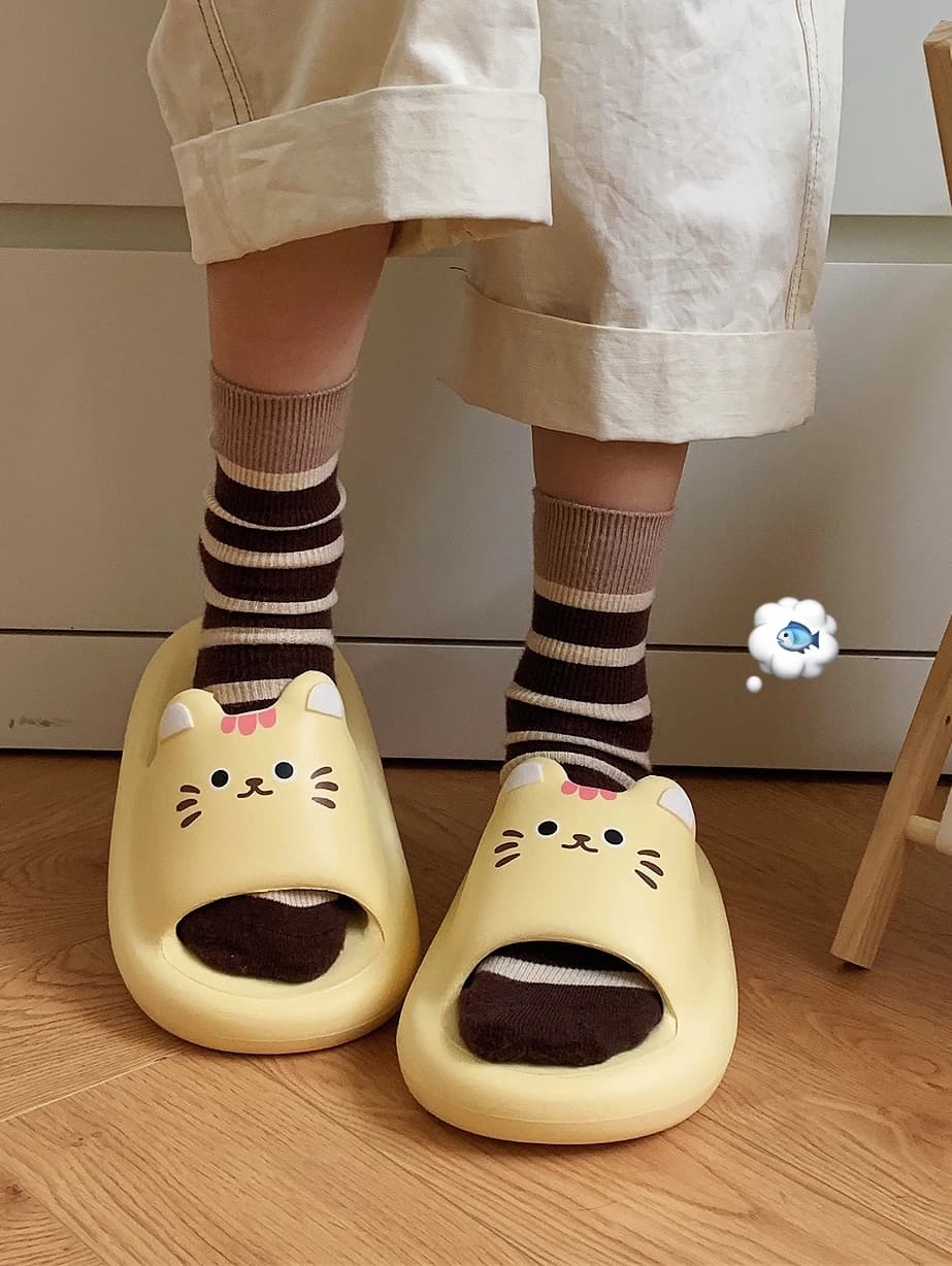 Sandali piatti con motivo carino, fondo spesso in EVA, unisex, estivi, anti-odore, ciabatte da esterno, eleganti con cinturini, per uso quotidiano.