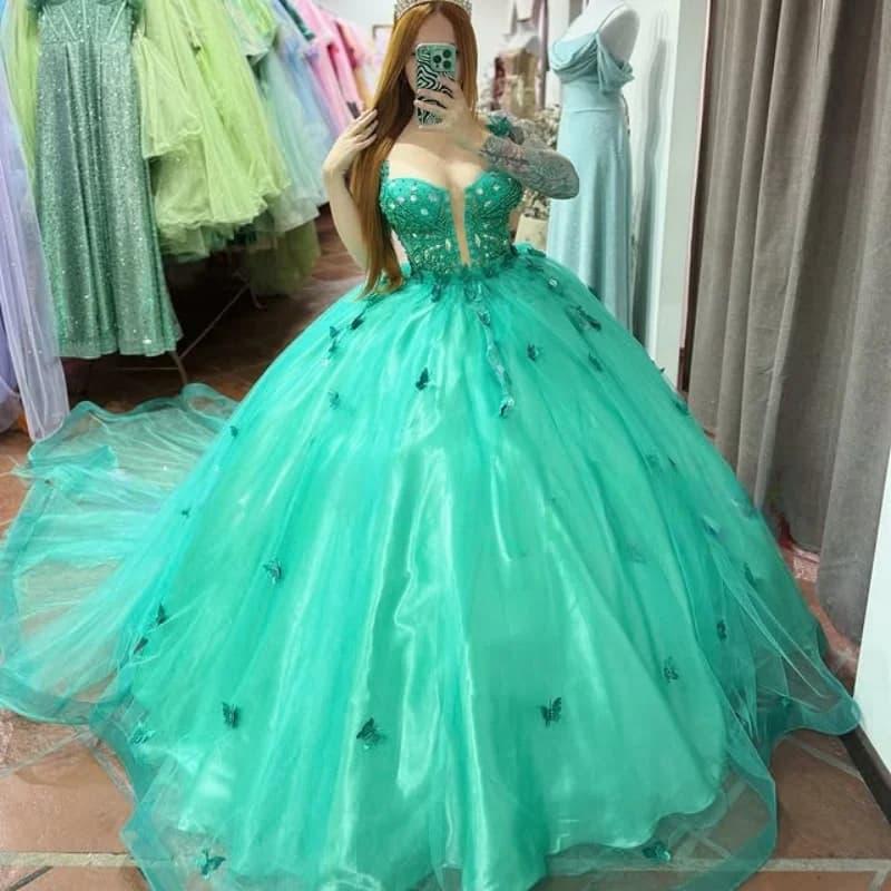 Abiti Quinceanera verde smeraldo personalizzati con spalle scoperte Decalcomania a farfalla Pizzo Coda lunga Vestido De 15 Quinceanera