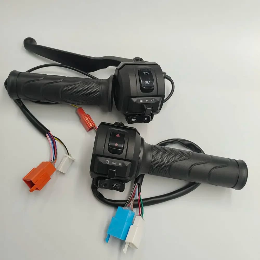 Parte di conversione del triciclo Batteria per bicicletta elettrica Acceleratore per veicolo + interruttore combinato Maniglia per scooter + gruppo pulsante