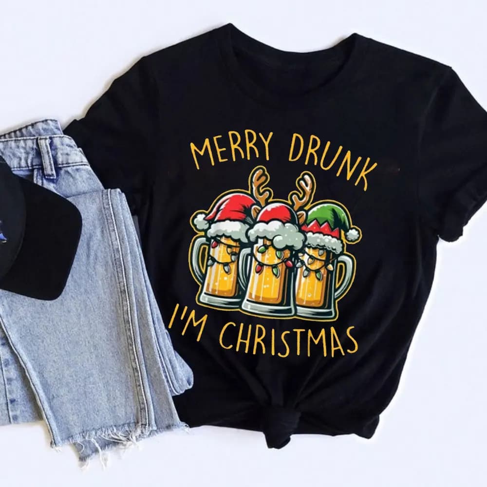 Divertente maglietta natalizia con tema birra Grafica "Merry Drunk I'm Christmas" con design a tazza - Camicia da festa nera e dorata
