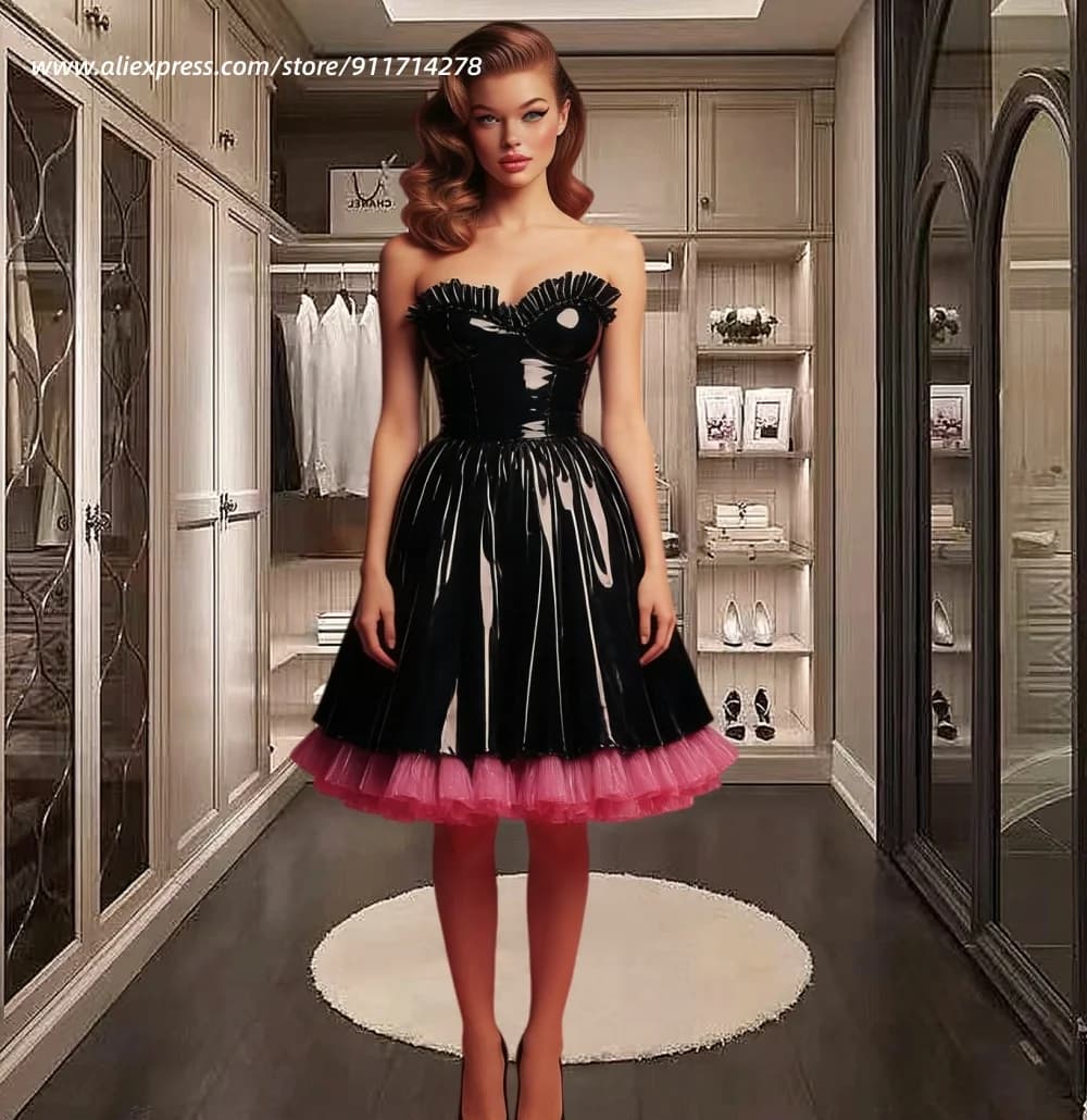 Abito corto da ballo corto in PU nero lucido con gonna rosa pieghe volant costume da festa cosplay gotico abito da cocktail senza maniche personalizzato