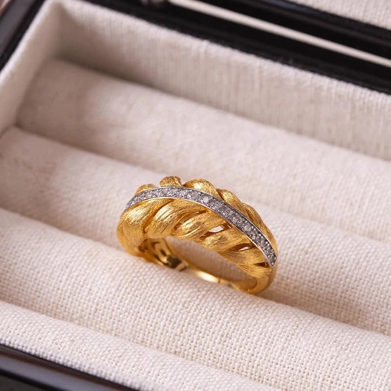 Hand brushed micro-inlayed braided feather ring with three-dimensional design lightweight French fashion simple, women's party jewelry