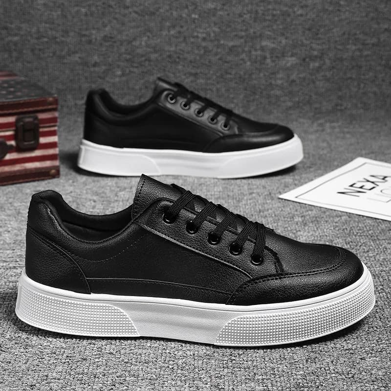 Scarpe da uomo primavera ed estate tela traspirante scarpe da tavola Casual da uomo 2024 nuova tendenza moda scarpe basse bianche Sneakers