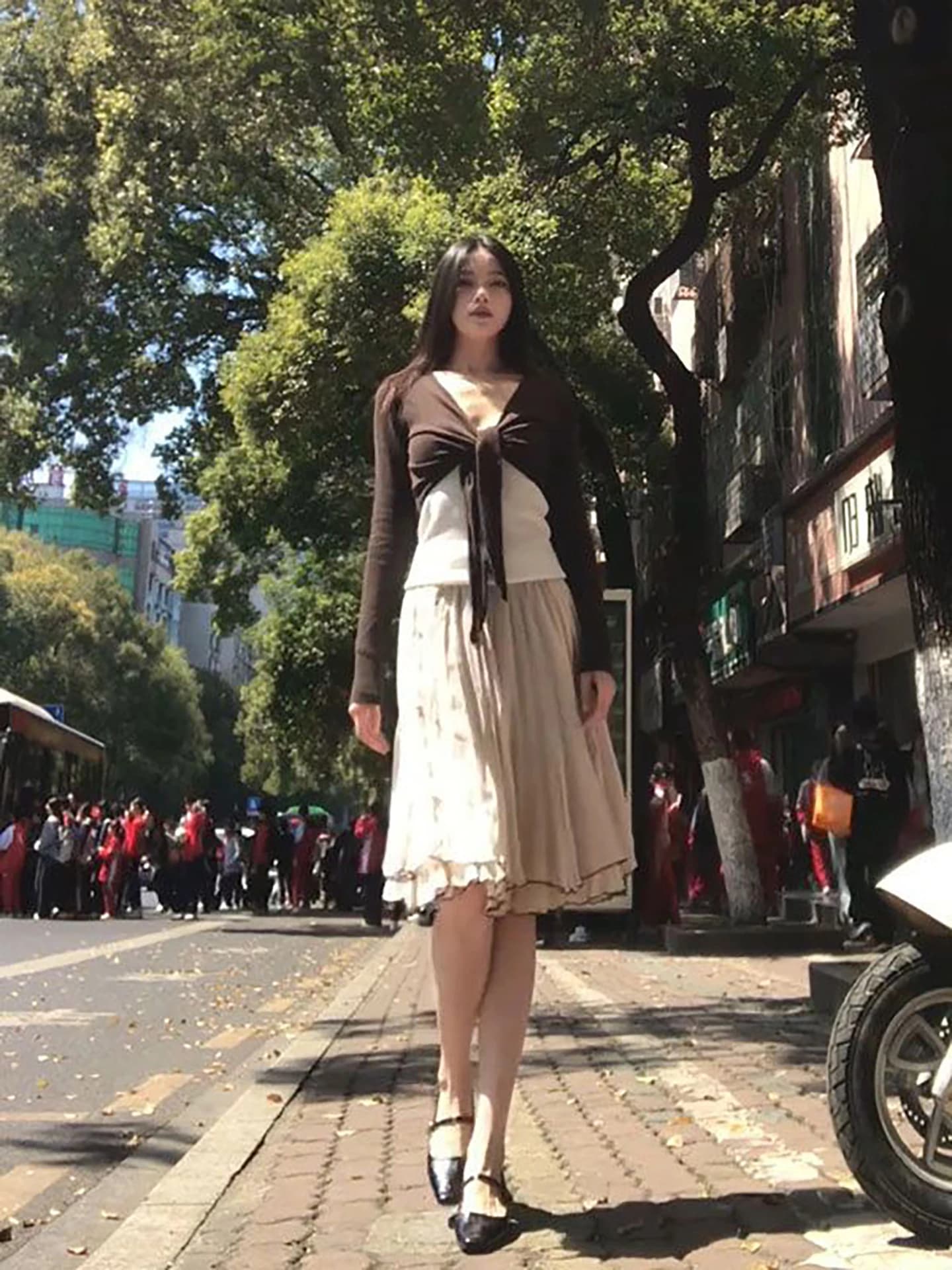 Nuovo Set Tre Pezzi Moda Donna 2026: Cardigan Aperto Lavorato a Maglia con Cintura Annodata, Gilet e Gonna a Mezza Lunghezza, Stile Dolce e Morbido