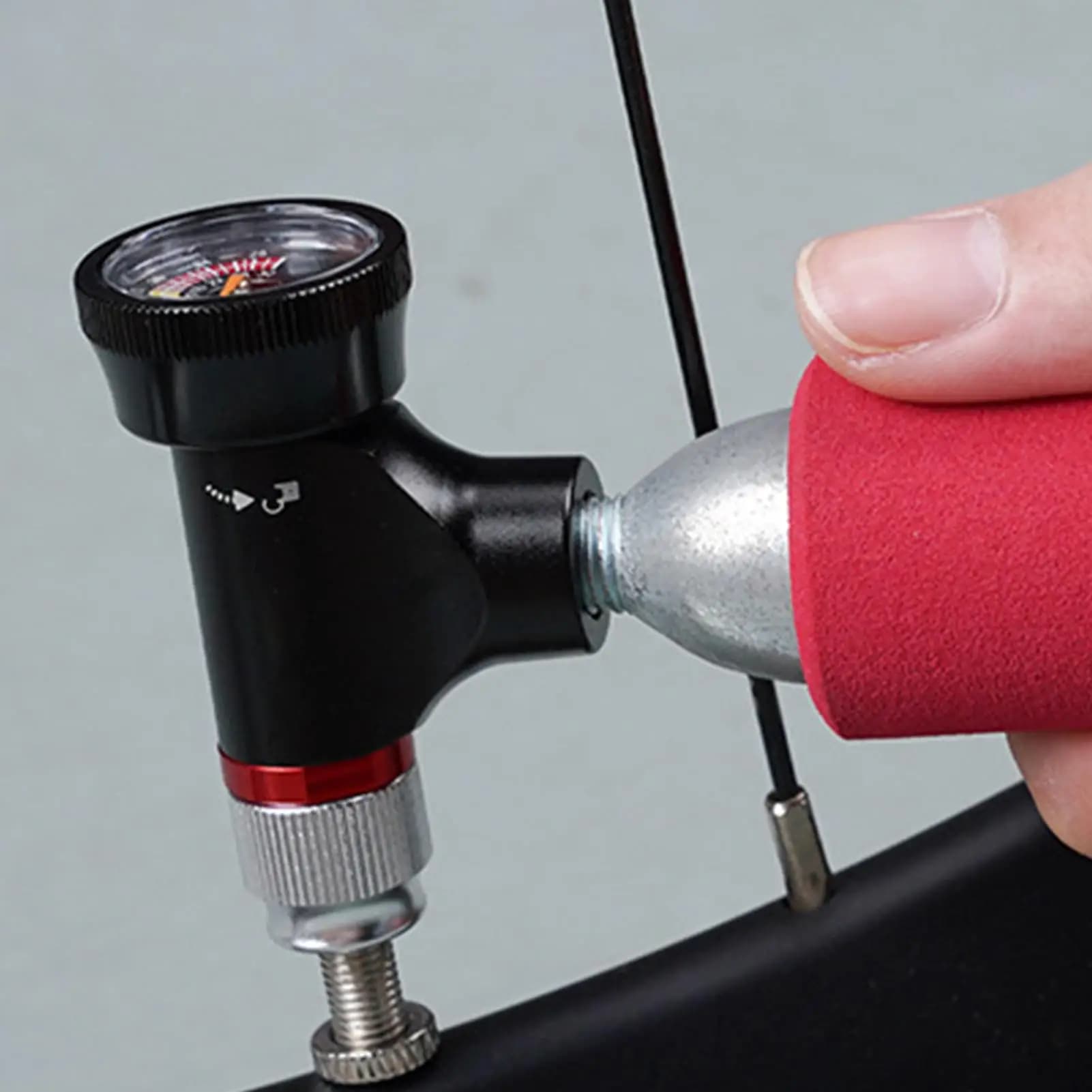 Pompa Portatile per Pneumatici Bici, Mini Gonfiatore per Biciclette, Accessori Ciclismo, Gadget per Gonfiaggio, Attrezzatura di Sicurezza (Cartucce Non Incluse)