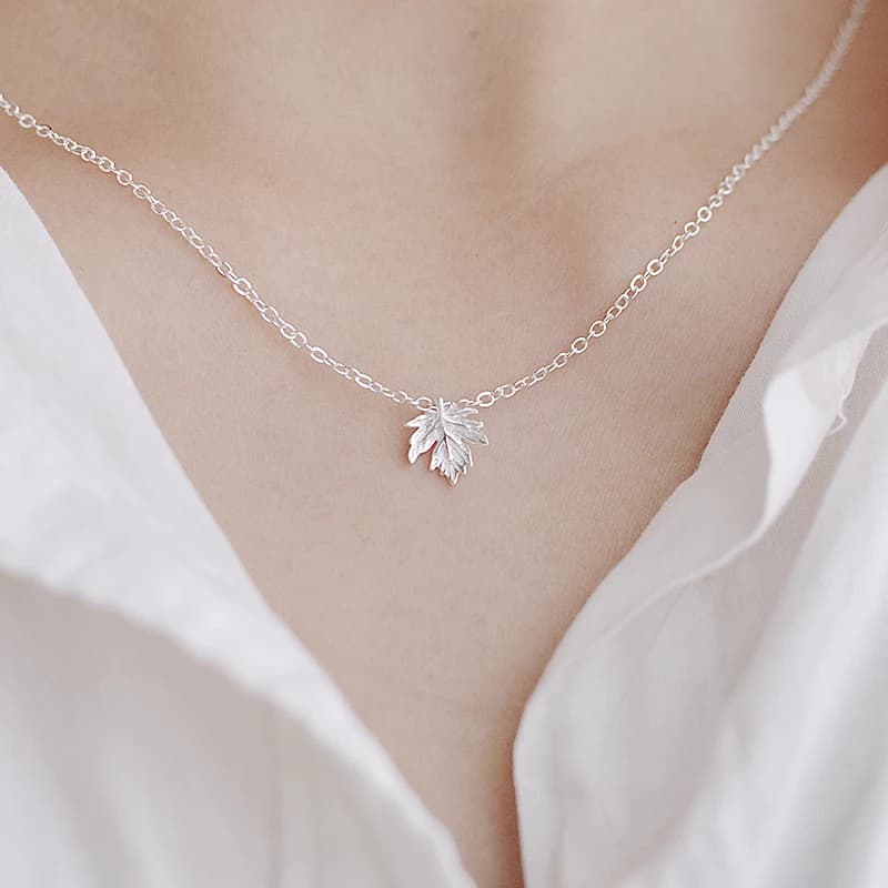 Chain necklace with handmade clavicle made of silver color with luxury maple leaf pendant for simple and minimalist women's jewelry