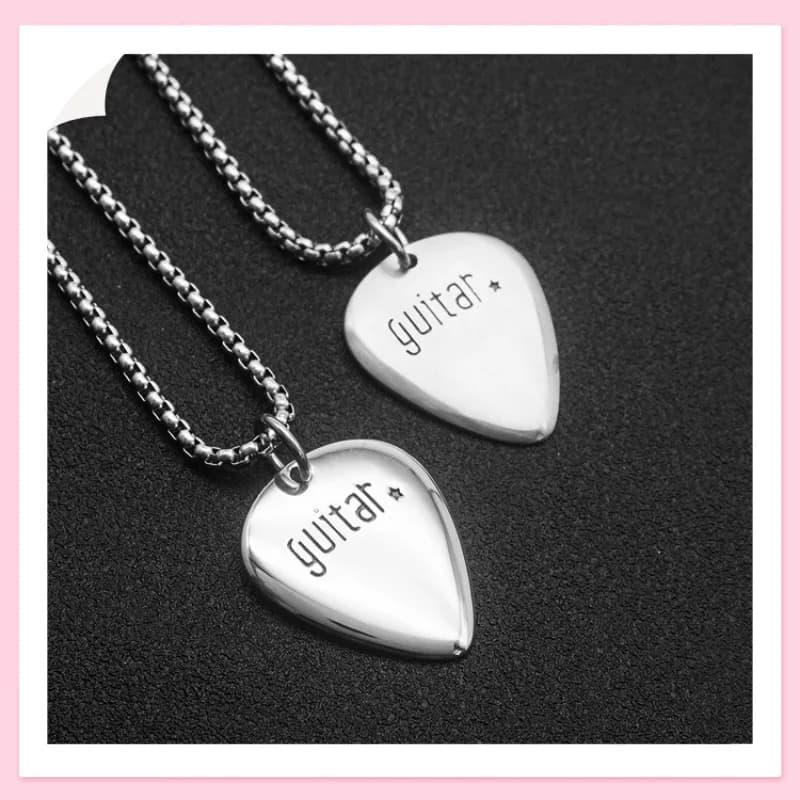Collana con Ciondolo a Forma di Plettro per Coppie, Stile Hip Hop, in Acciaio al Titanio, Accessorio Versatile per Studenti e Fan di Band