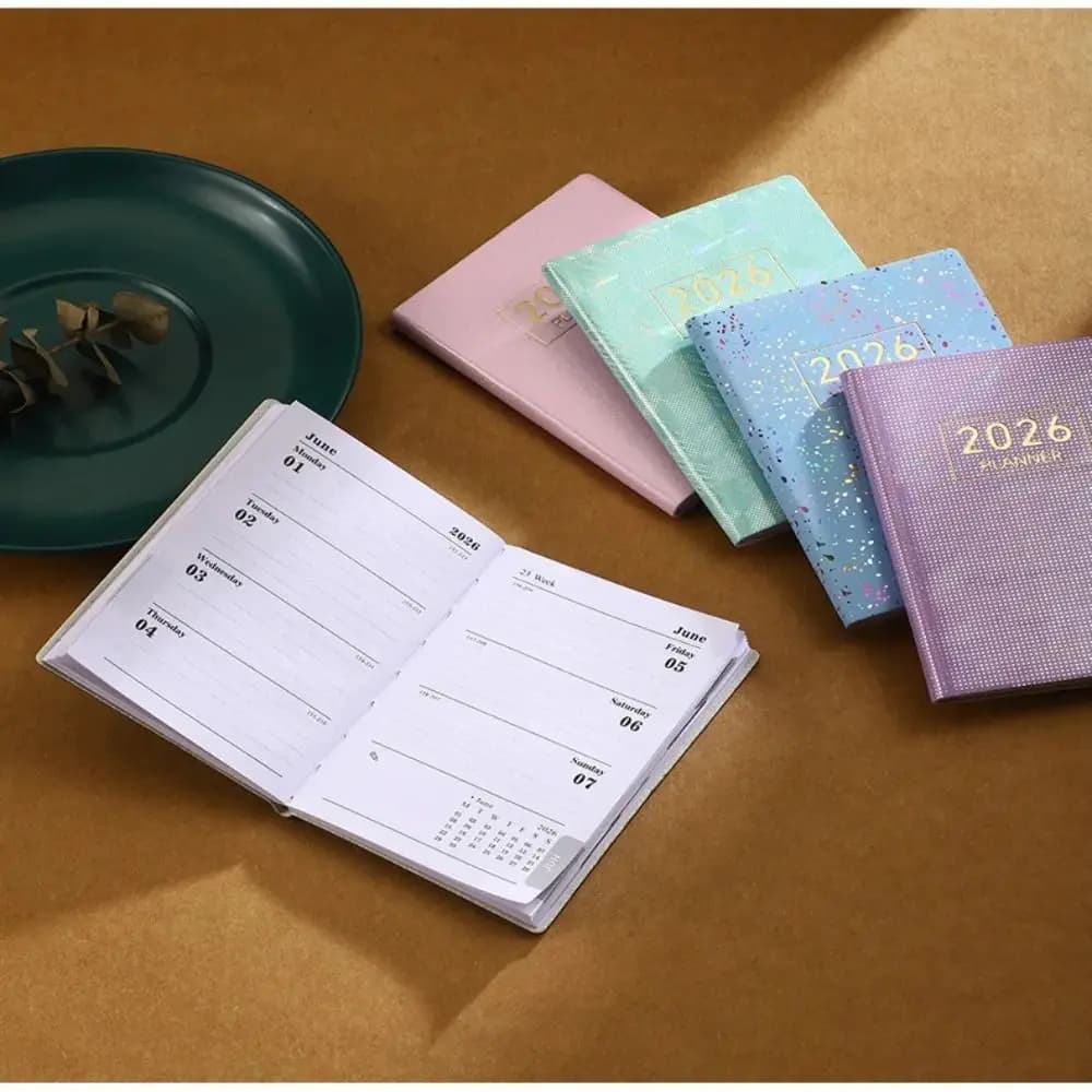 Semplice e Robusto Mini Taccuino A7 con Calendario, Agenda Settimanale per Scuola e Ufficio, Blocco Note Quadrato, Lista delle Cose da Fare, Blocco Portatile per Appunti e Schizzi