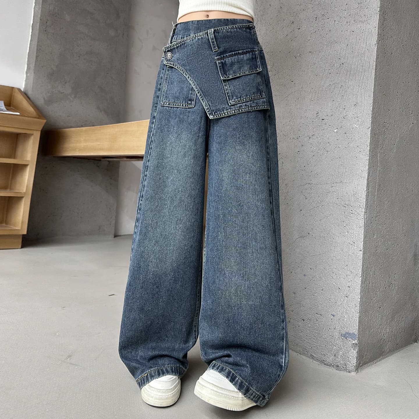 Pantaloni da ragazza Autunno 2025 Nuovi jeans alla moda Tasca patchwork asimmetria Design Pantaloni lunghi Abbigliamento per bambini Pantaloni sottili in cotone