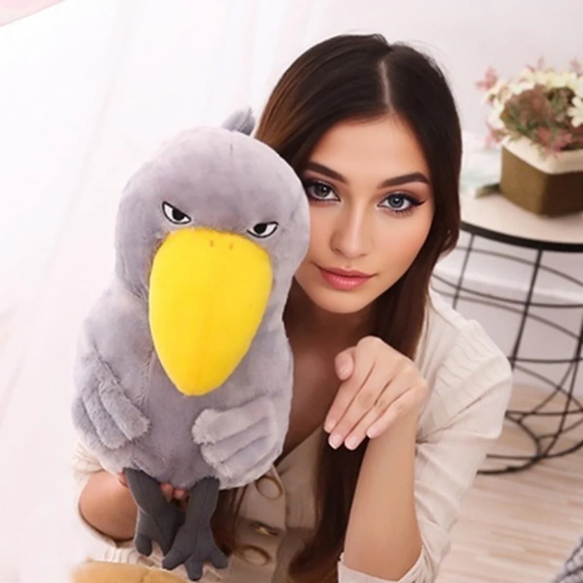 Un giocattolo di peluche del bel uccello dalla grande fattura del Buddha e la bara con testa di balena, una bambola con cuscino per uccelli carina e stravagante e creativa come un uccello