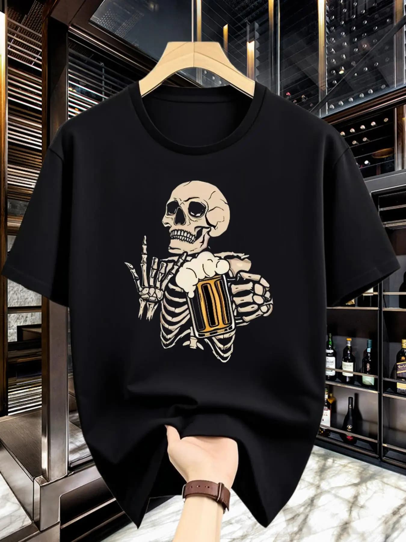 T-shirt casual da uomo a maniche corte con grafica Scheletro che tiene una tazza di birra, traspirante, con scollo rotondo
