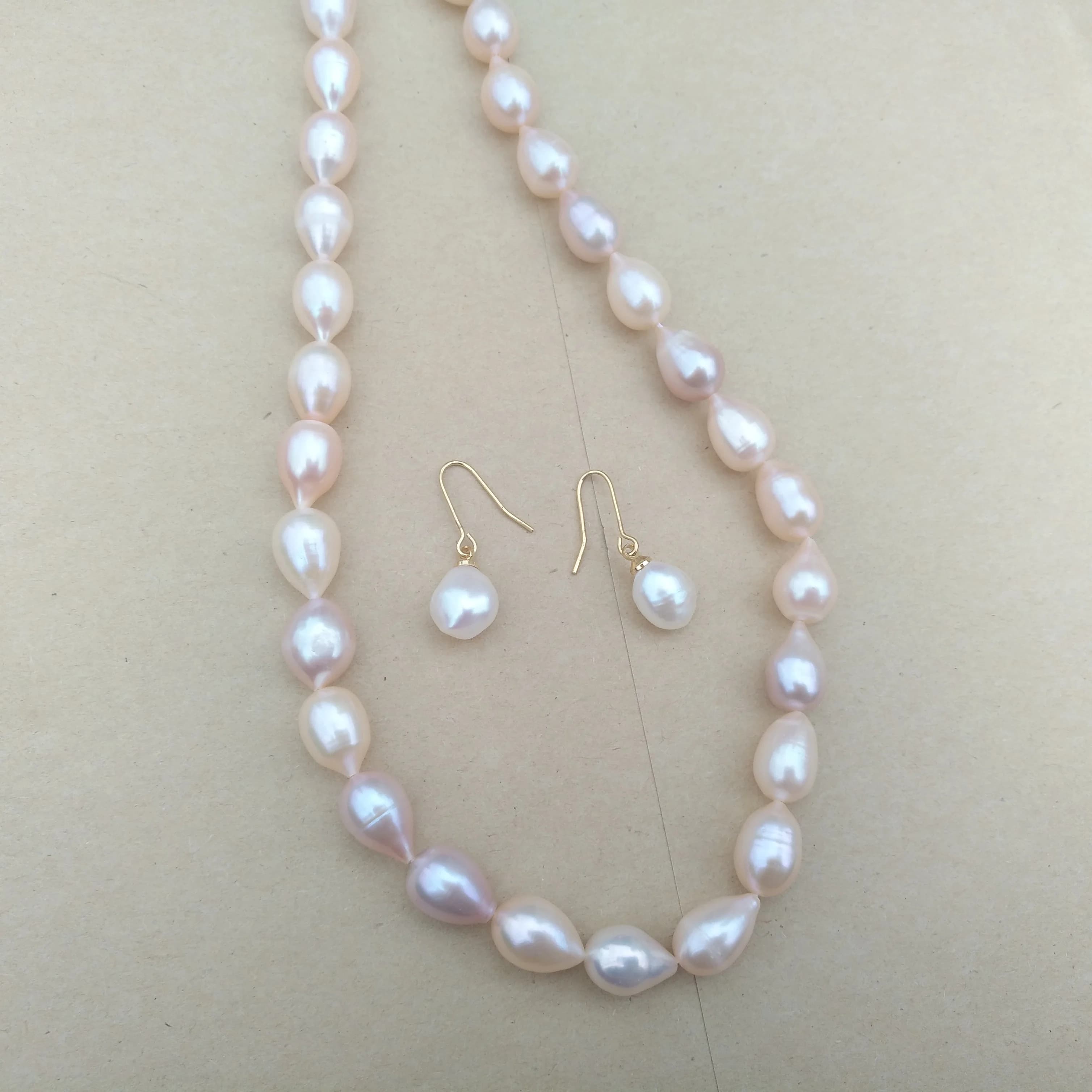 Set senza tempo con perle naturali rosa viola oro del Mare del Sud da 9-11 mm, collana di perle bianche, orecchini a cerchio