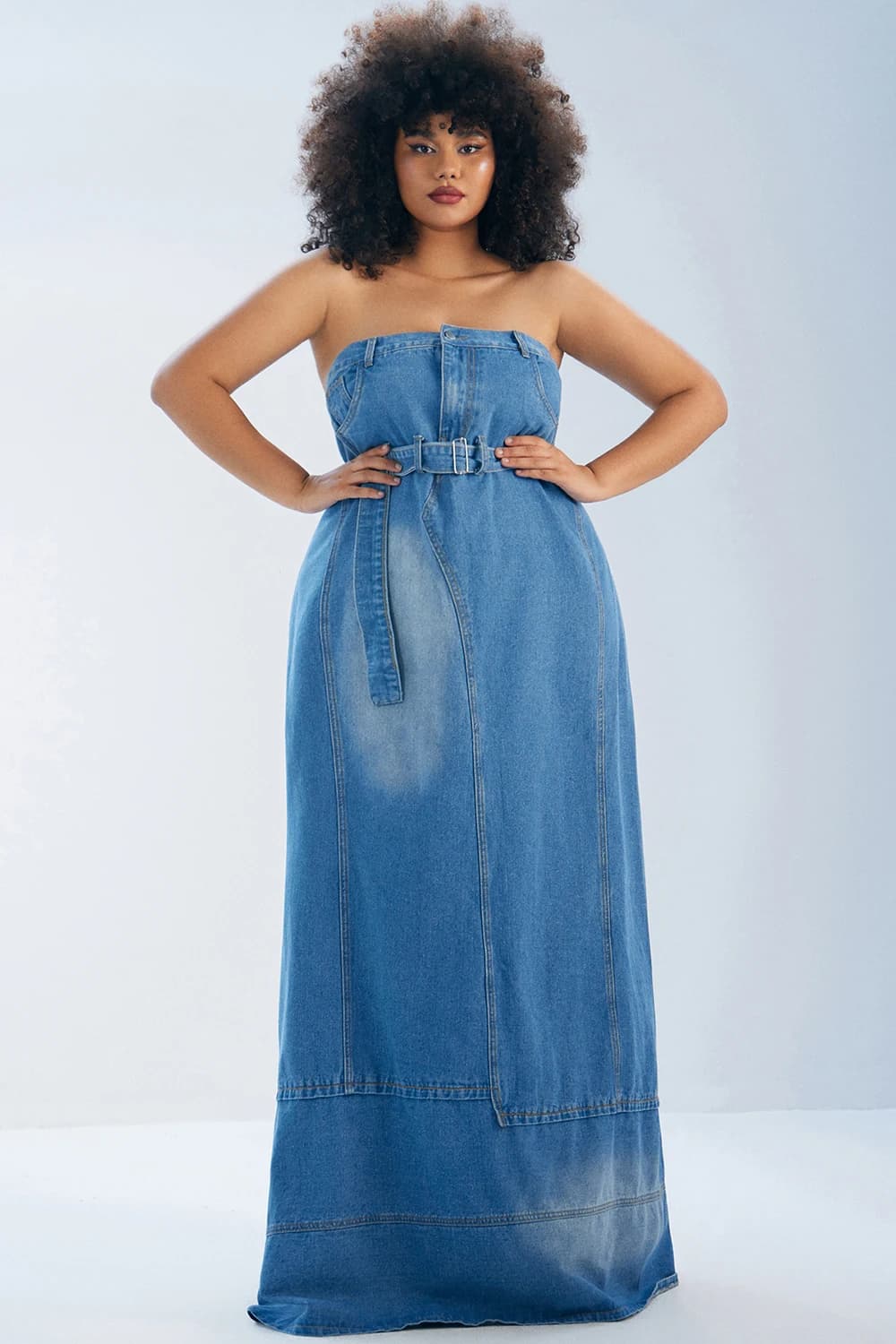 Abito lungo in denim taglie forti estivo senza spalline con orlo asimmetrico e schiena scoperta, elegante, vintage, casual, stile High Street, con cintura