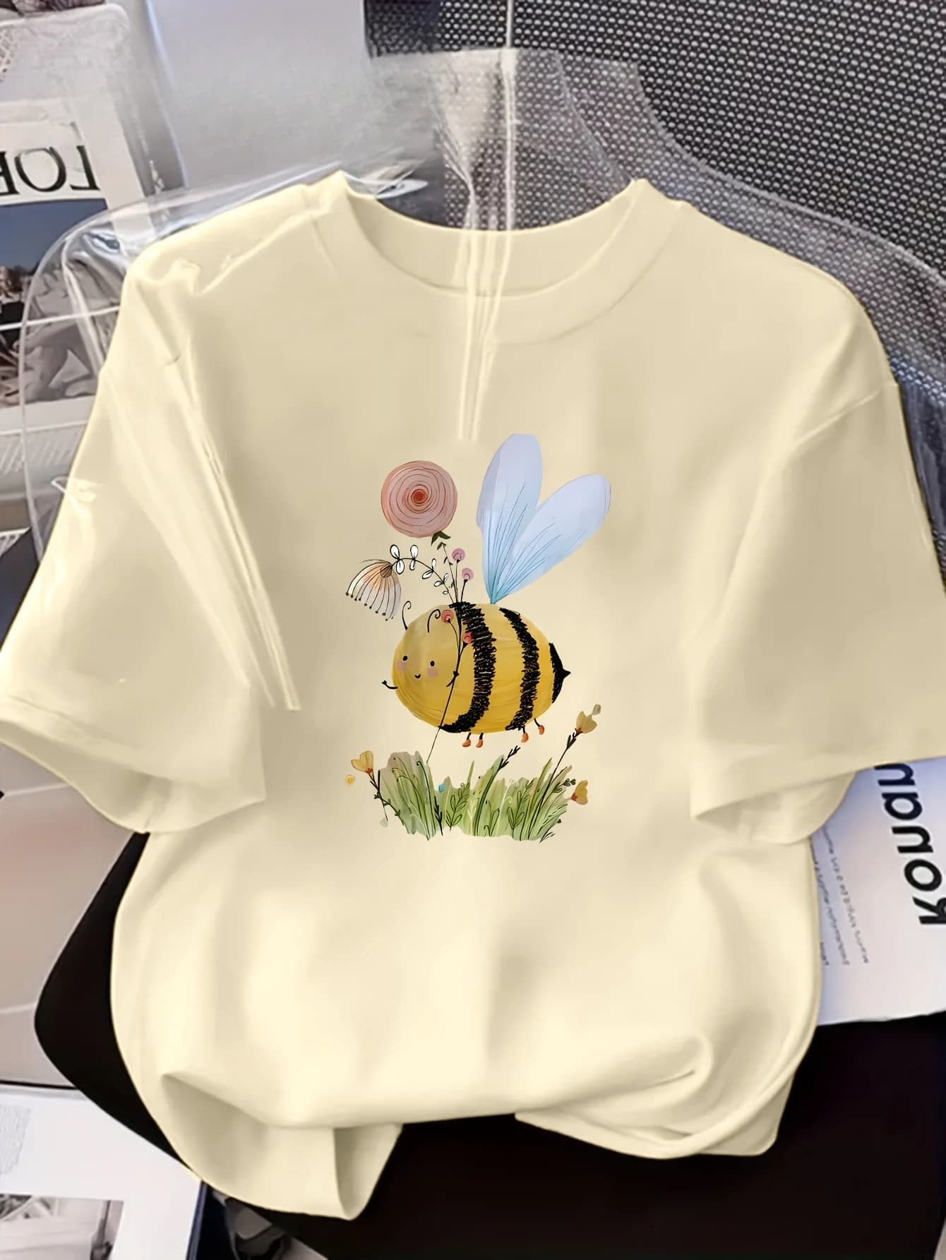 T-shirt casual da donna a maniche corte con stampa floreale a forma di ape, girocollo, top estivo essenziale, top stampato, abbigliamento femminile alla moda