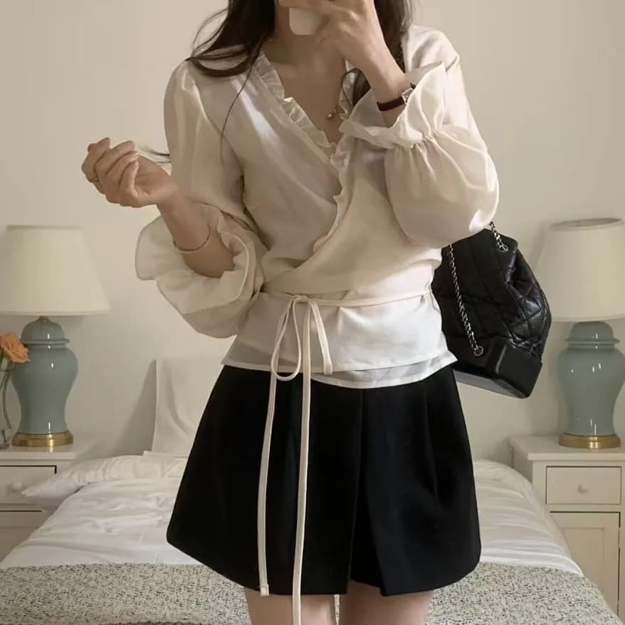 Camicetta Elegante da Donna in Pizzo con Fiocco Laterale, Maniche Lunghe, in Poliestere 100% - Collezione Primavera