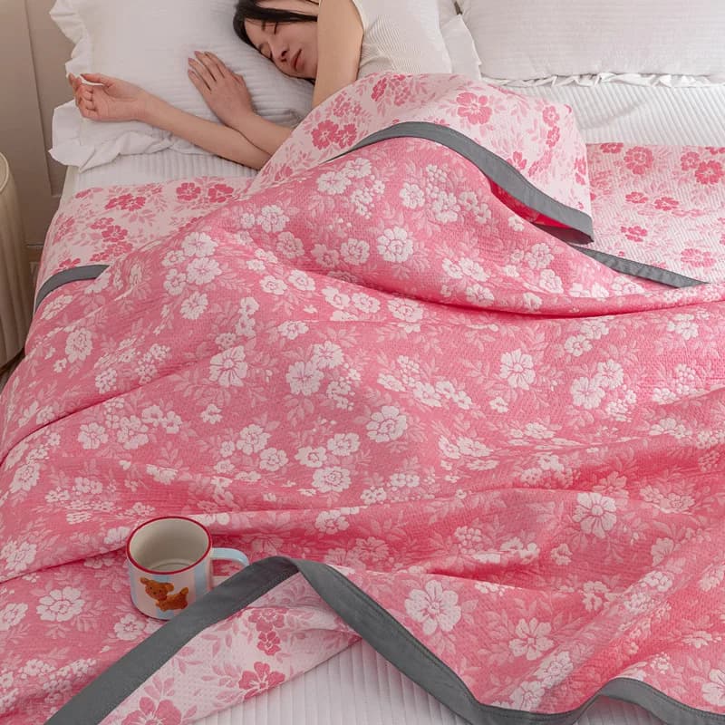 Covered in Three-layer Cotton Garza, Soft and Refreshing, Lightweight and Breathable for Bed and Sofa, Small Summer Quilt