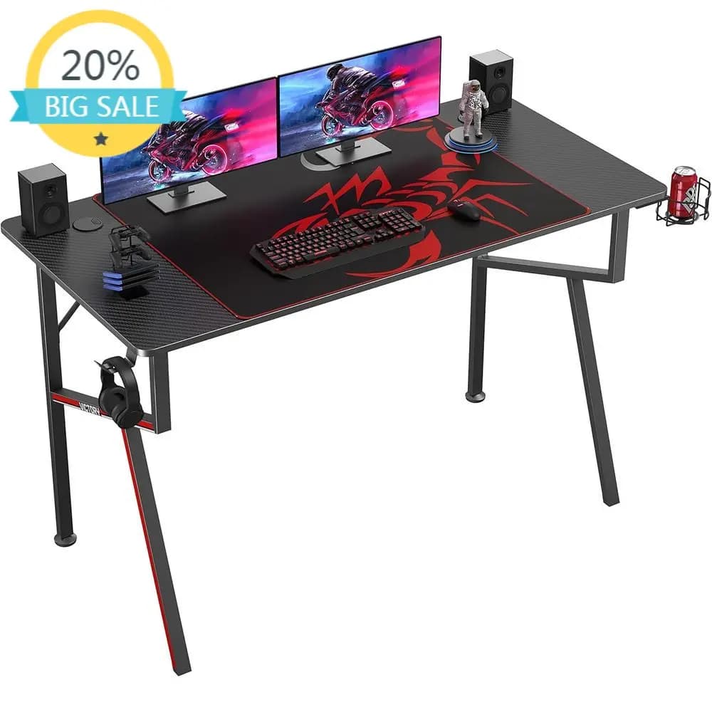 Scrivania da Gaming a Forma di K 47 con Gestione Cavi, Supporto per Controller, Portabicchieri e Tappetino per Mouse in Fibra di Carbonio Nera