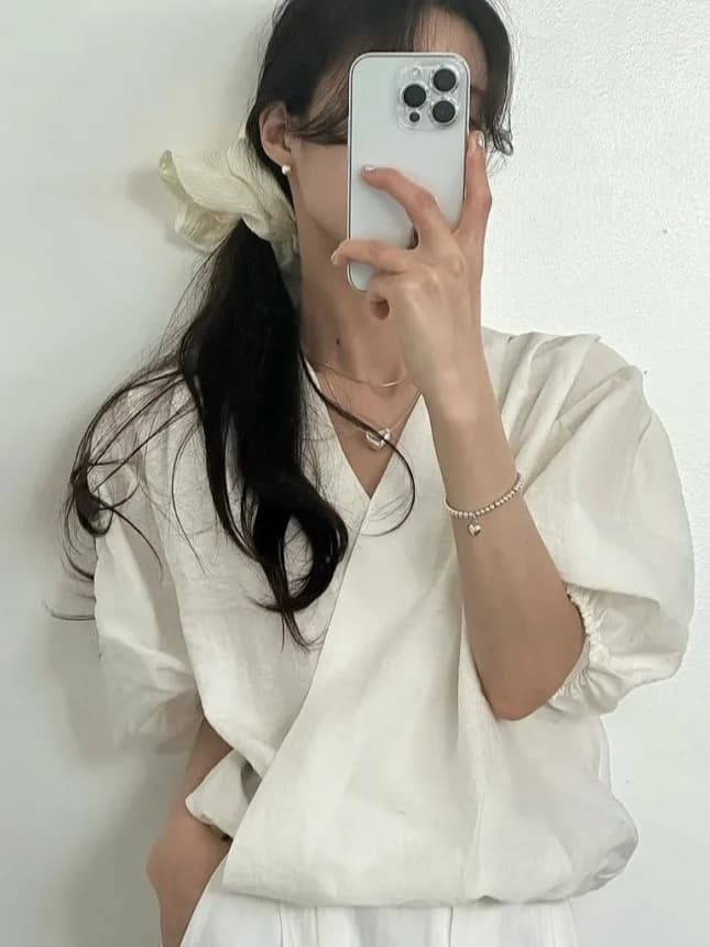 Nuova Camicetta Estiva Chic con Scollo a V e Maniche a Sbuffo, Blusa Bianca a Maniche Corte da Donna, Stile Versatile in Fibra di Poliestere, Abbigliamento Casual