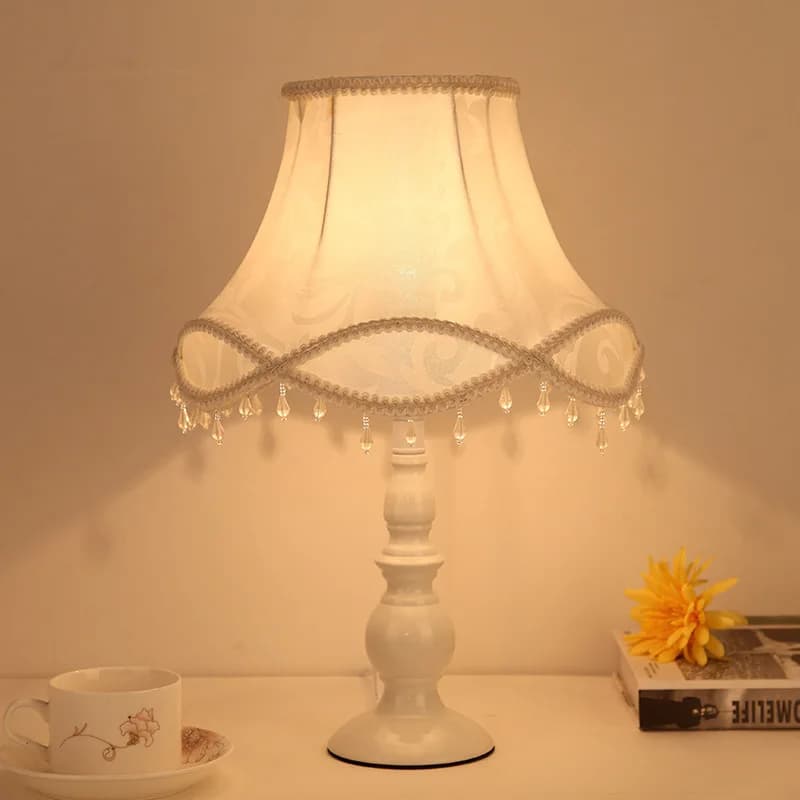 Lampada da camera da letto, lampada da comodino, lampada da camera in stile europeo con pizzo, moderna e minimalista, lampada da casa per ragazze in stile nordico