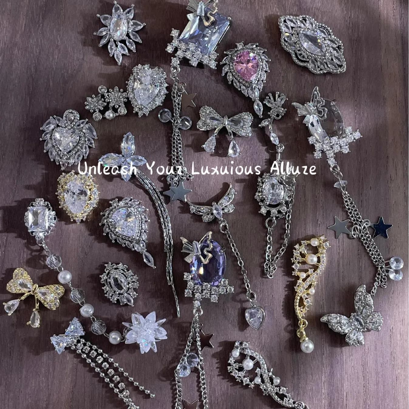 Farfalla Zircone Ornamenti per unghie Coda lunga di lusso Catena piena di diamanti in lega Accessori decorativi per gel per unghie per professionisti delle unghie