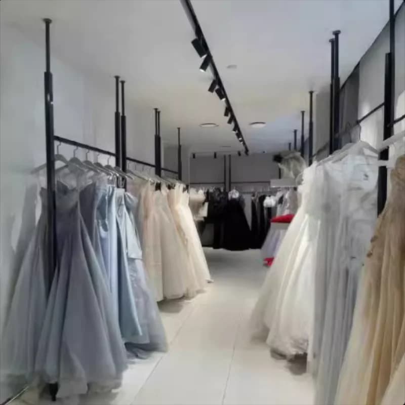 Espositore per Abbigliamento in Ferro Battuto con Finitura Verniciata, Appendiabiti da Terra a Soffitto per Negozio di Abbigliamento, Appendiabiti Laterale per Donna