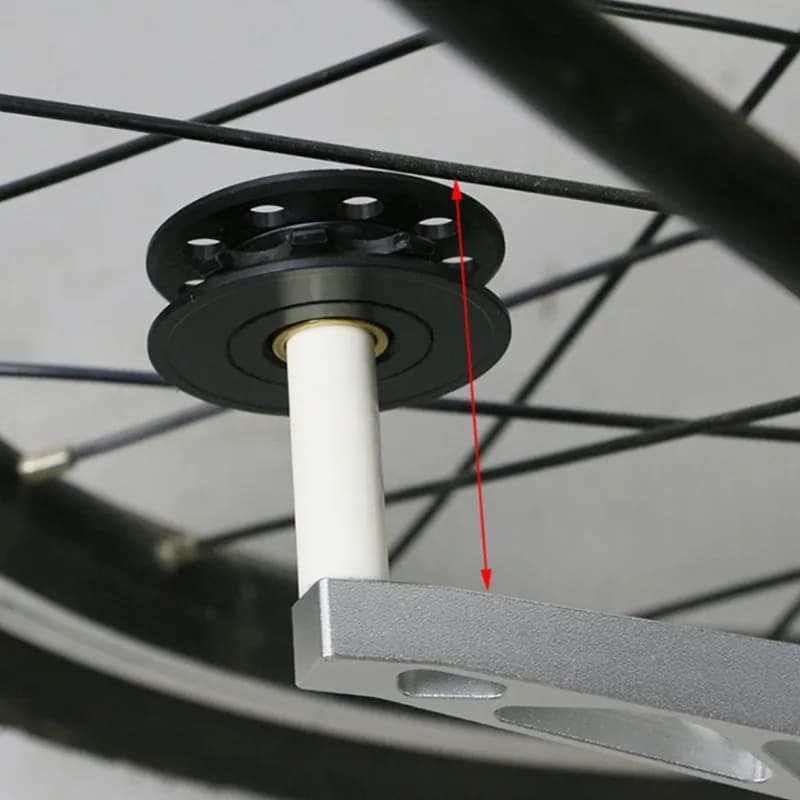 Tre pieghe per pressa a catena Brompton Guida in ceramica Albero ruota Lega di titanio Pressa a catena liscia Parti di biciclette Diametro vite 8 mm