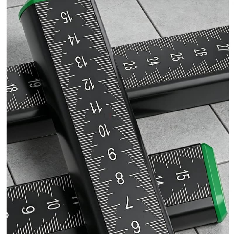 Strumento speciale per misurare la scala a doppia scala e il forte campo magnetico sul fondo della piastrella con un righello di misurazione dell'altezza