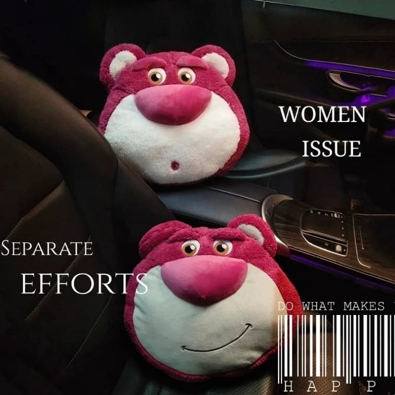 Cuscino Morbido per Poggiatesta Auto a Forma di Orsetto Fragola Lotso, Protezione Collo e Supporto Lombare, Decorazione Interna Auto