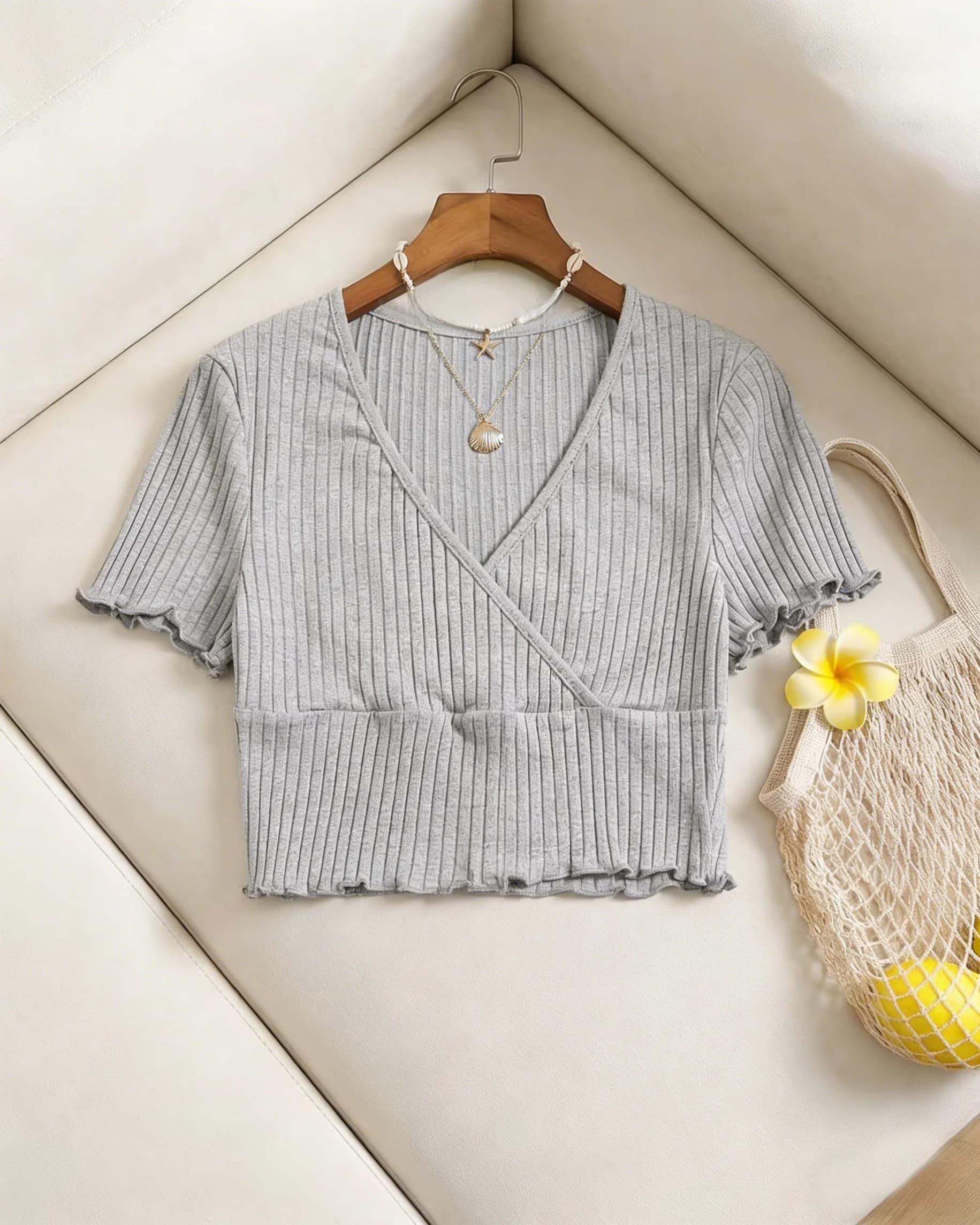 Top Corto da Donna a Costine con Scollo a V, Maniche Corte e Orlo Arricciato, Stile Casual