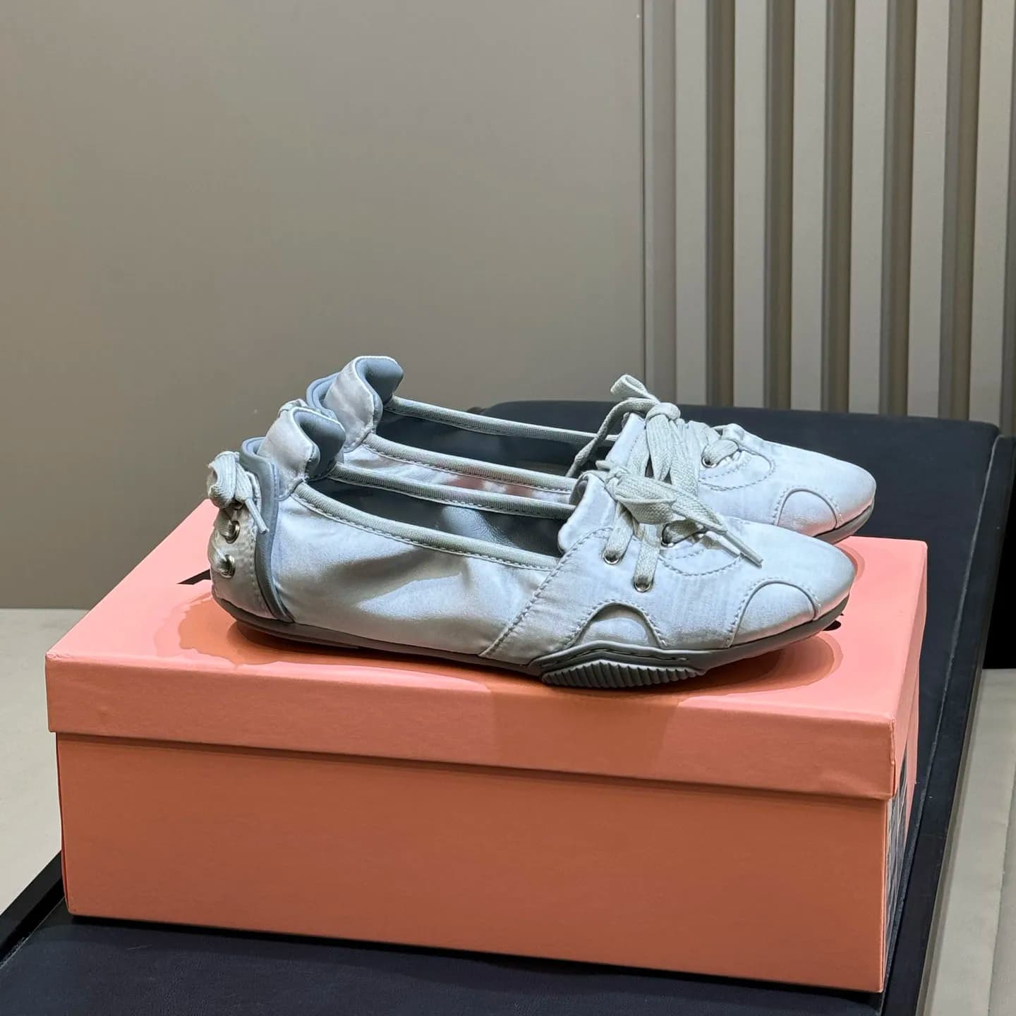 Sneakers da donna stile ballerina con allacciatura a corsetto sul retro