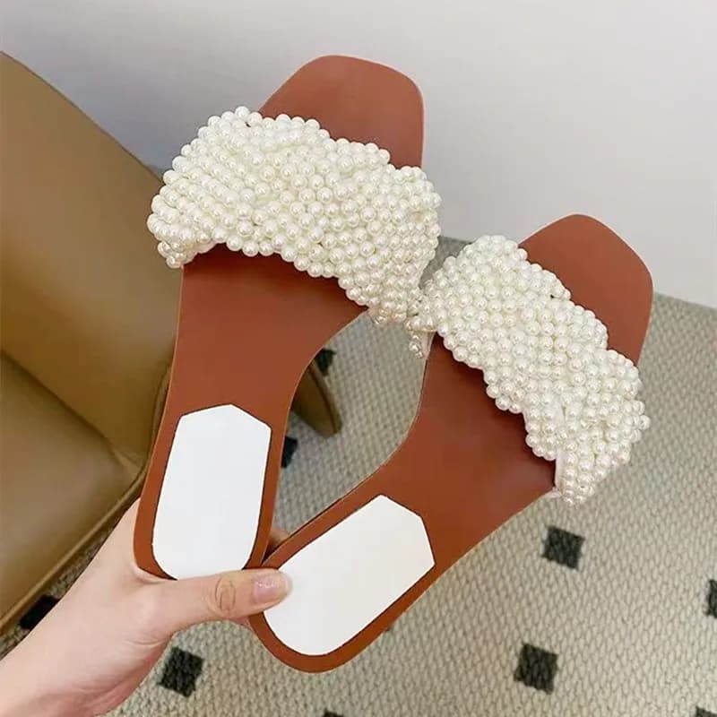 Pantofole da donna di lusso con perline bianche Pantofole piatte di design con tessitura di perle di moda 2025 Sandali comodi da spiaggia estivi