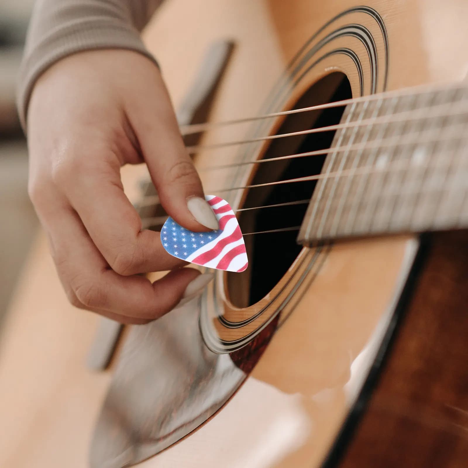 25Pcs Electric Guitar Picks Folk Style PVC Plectrums Clear Loud Sound Lightweight Easy Carry Smooth Hand Feel Guitar Practice