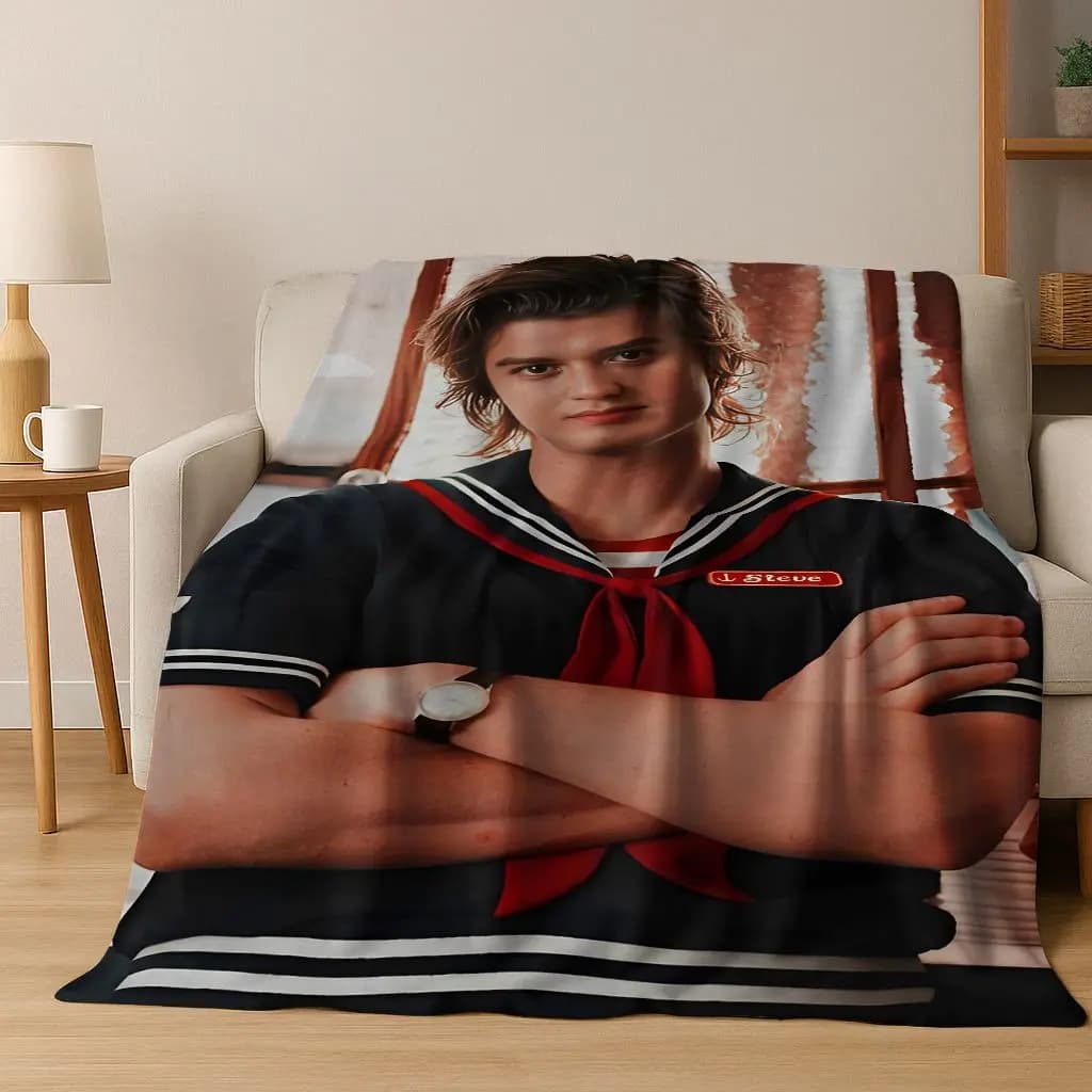 2026 Nuova coperta di flanella Joe Keery Art, calda e accogliente coperta morbida per la casa, camera da letto, divano letto, picnic, ufficio, regalo per bambini