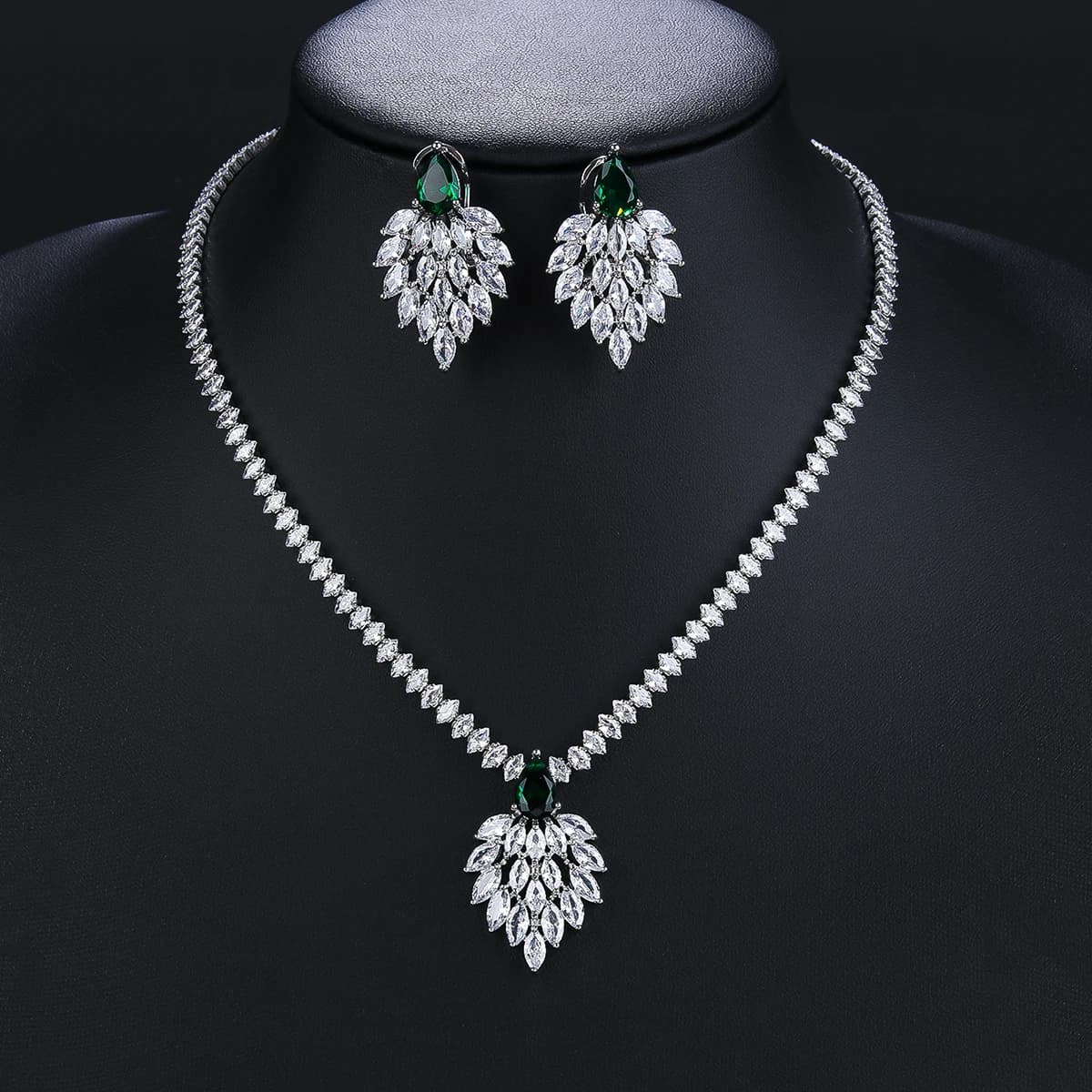 Collana con ciondolo a forma di cuore di lusso con set di gioielli da sposa con zirconi cubici per accessori per costumi da banchetto della collezione di nozze