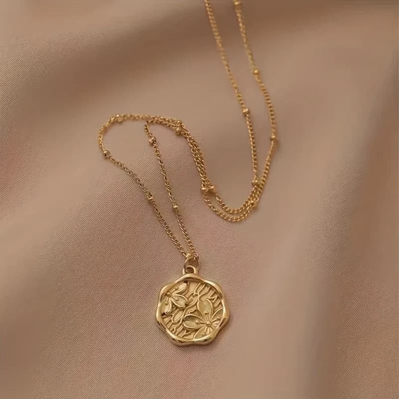 Collana in acciaio al titanio con stampa a fiore di pesco, design irregolare e di tendenza, stile influencer, catena per clavicola.