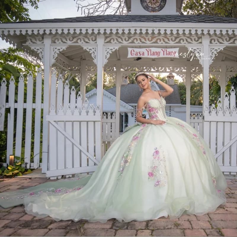 Abiti Quinceanera verde chiaro personalizzati con spalle scoperte Glitter applique fiore Ruffle Big Bow Vestido De 15 Quinceanera