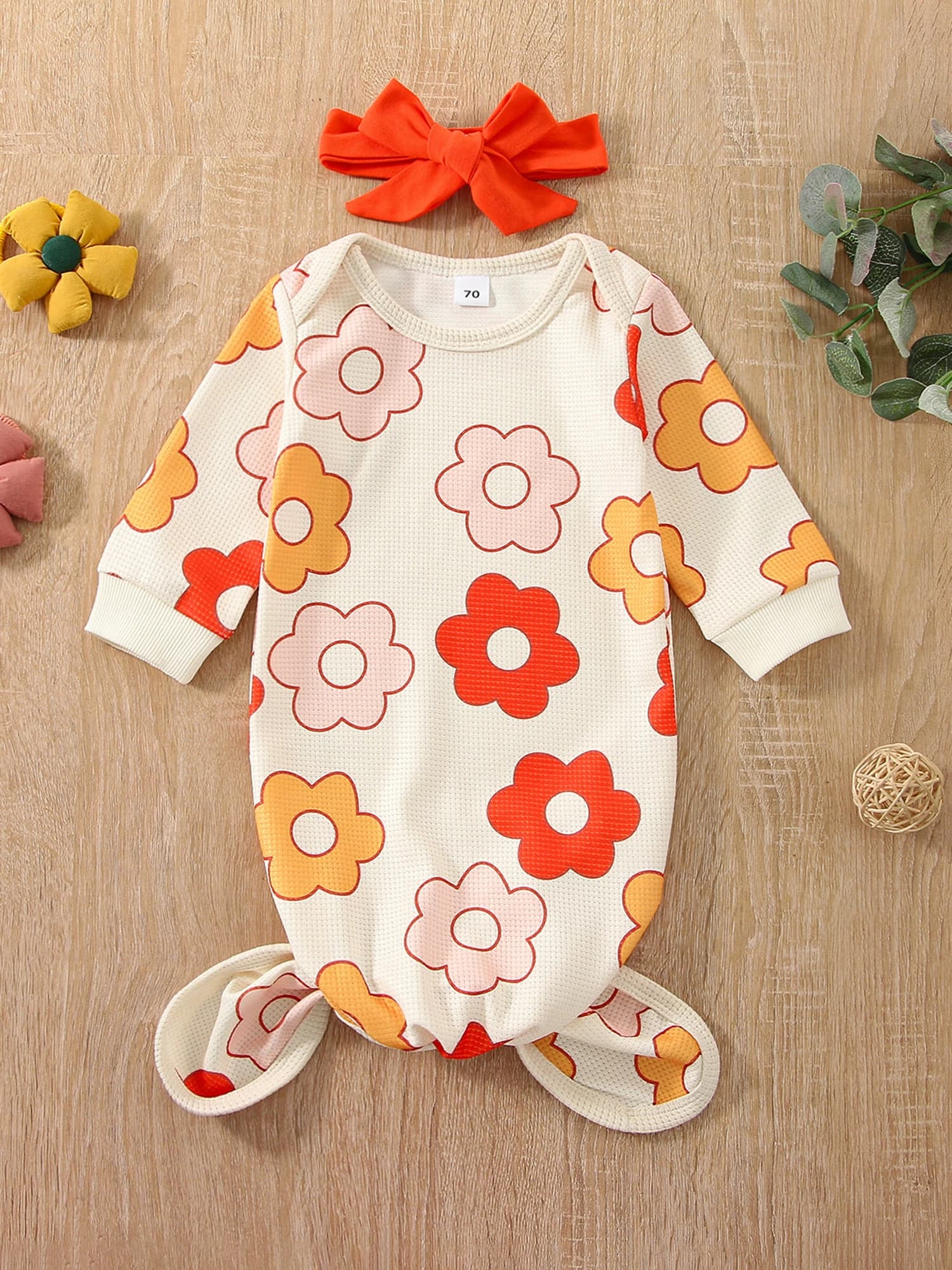 Lovely sleeveless hut bag with bear print and matching band set for newborns: soft and cozy set in two pieces