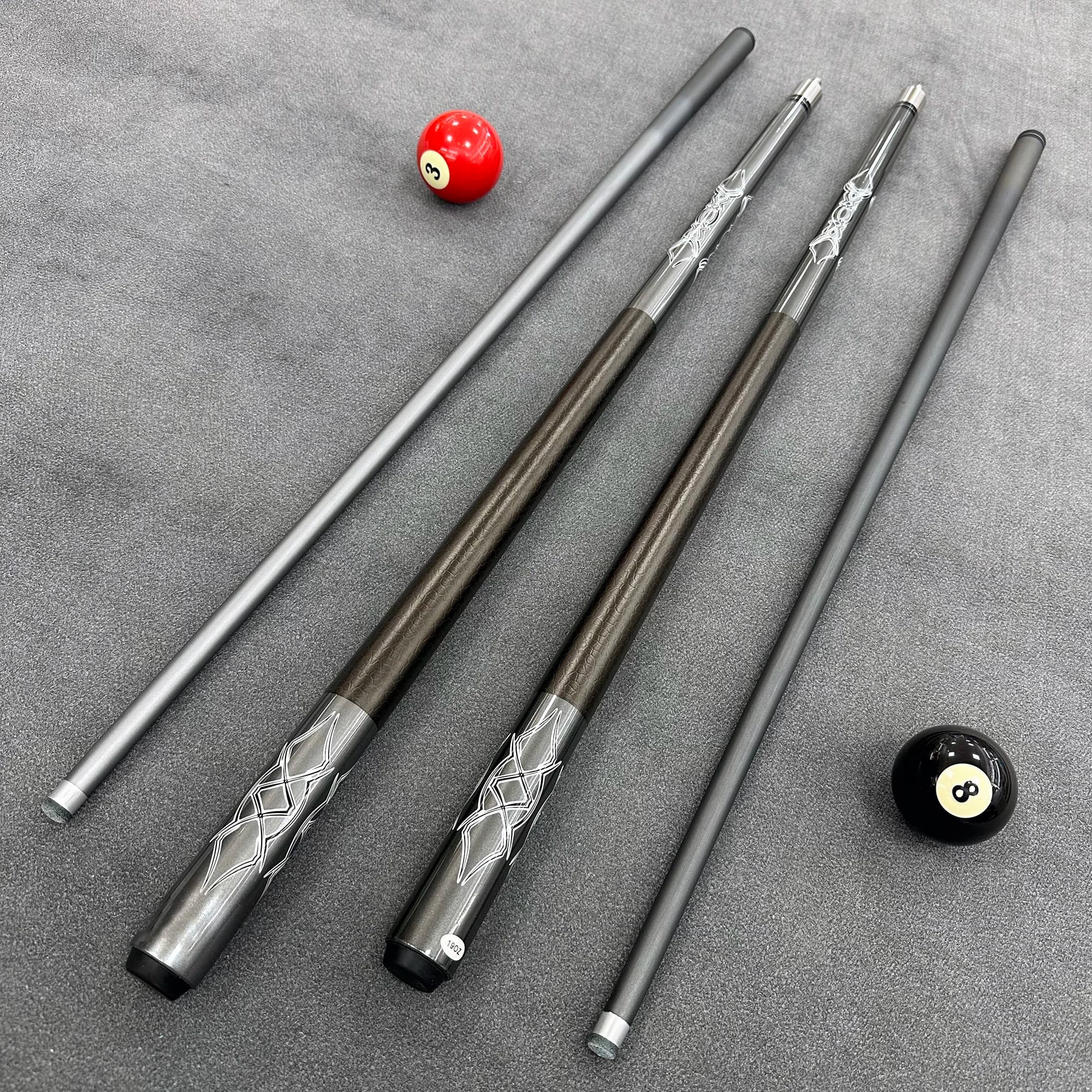 Professional Billiard Cue, with a Length of 146 cm. The Center Joint Is Fine and Tight, and The Feel Is Smooth and Clear.