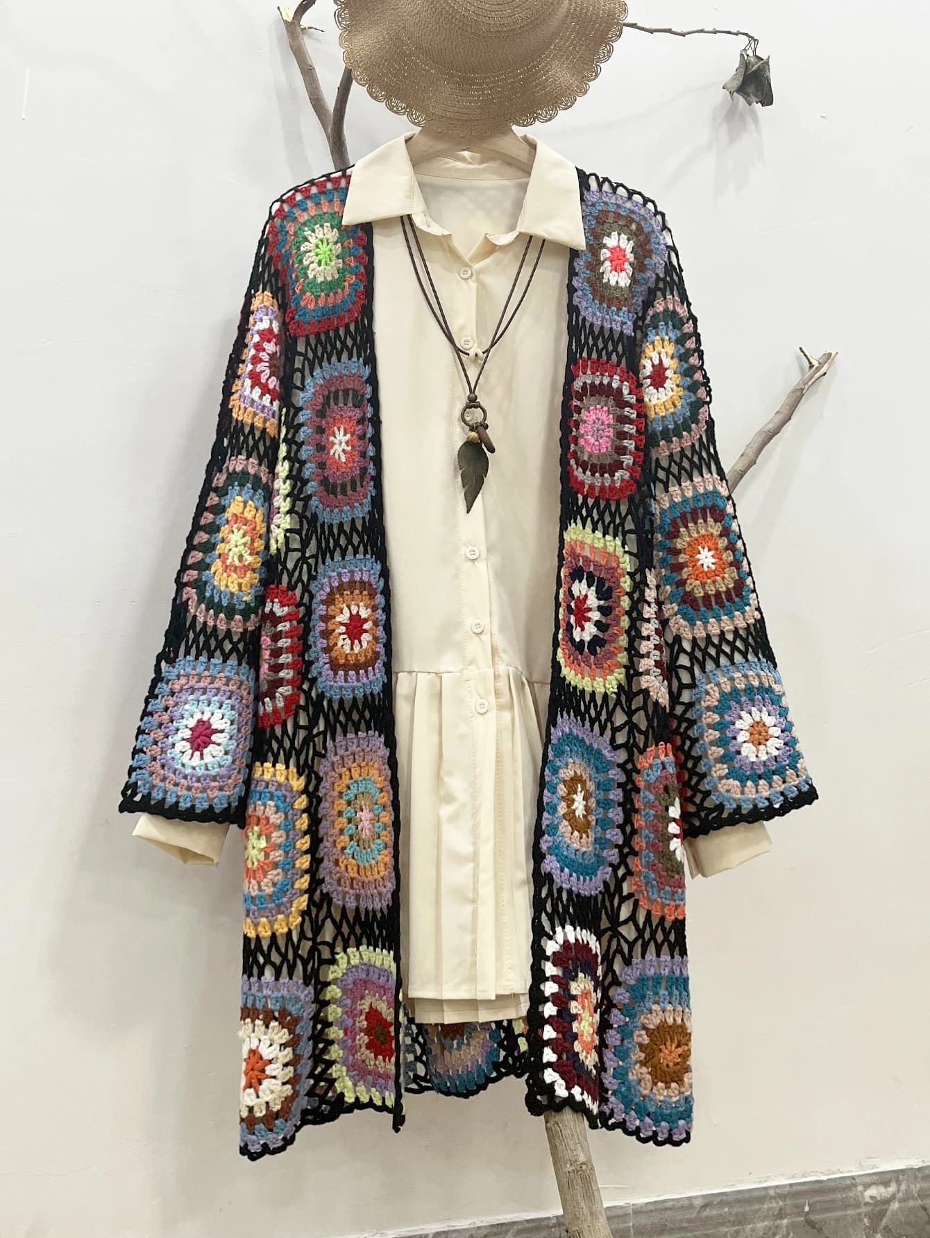 Cardigan Floreale Lavorato a Maglia e Uncinetto da Nonna, Design Artigianale, Morbido e Confortevole per Donna