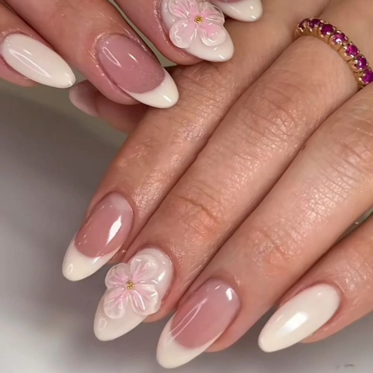 Unghie Finte 3D Francesi Bianche con Decorazione a Fiori Semplici, Forma a Mandorla Corta