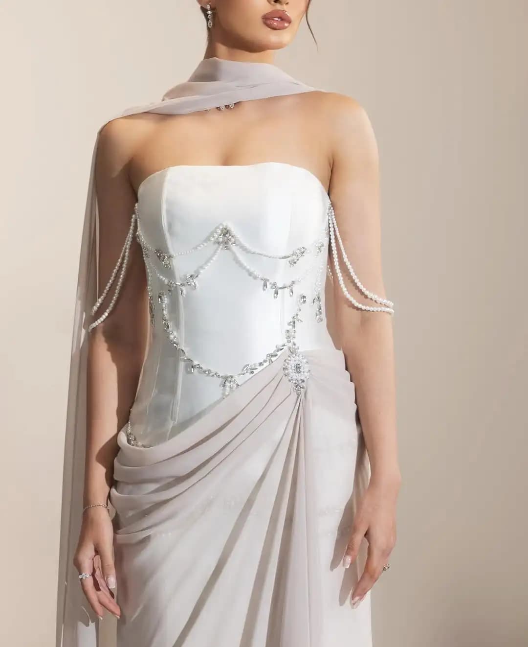 Aunber Abiti da Sera Eleganti Bianchi Senza Spalline, Vestiti da Cerimonia Moderni con Cristalli e Perle, Abiti Lunghi Personalizzabili per Donna